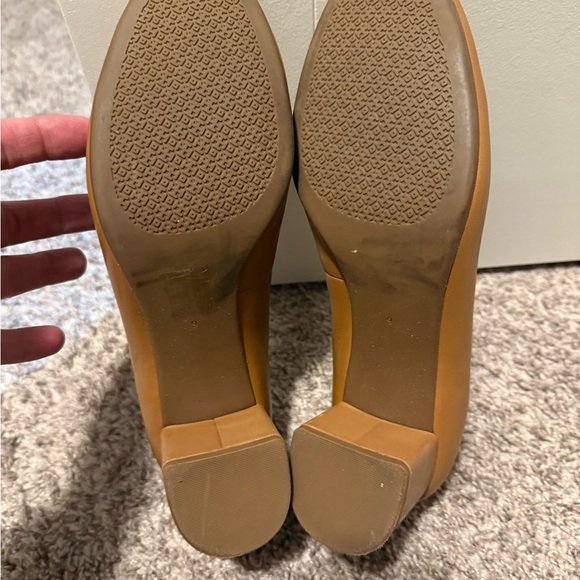 Tory Burch Neutral Block Heel with Gold Emblem - Picture 4 of 4